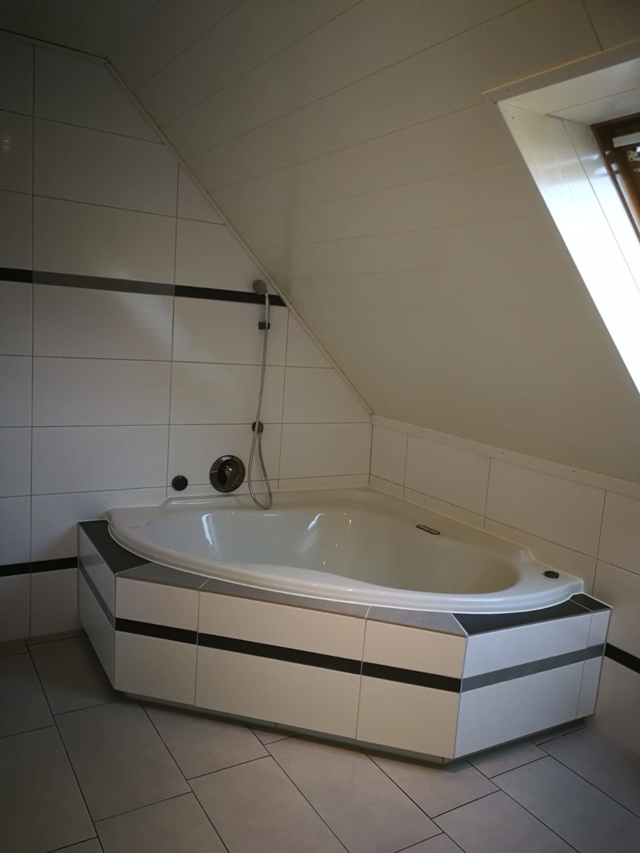 Dachgeschoss Wohnung Bad c Mehrfamilienhaus Niestetal