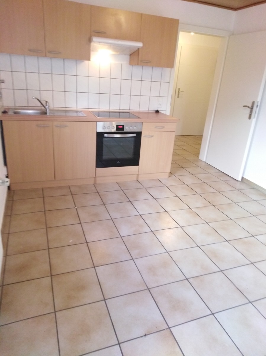 Kellergeschoss Wohnung K�che b Mehrfamilienhaus Niestetal