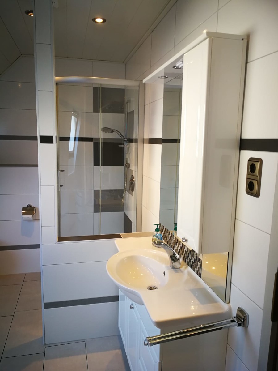 Dachgeschoss Wohnung Bad b Mehrfamilienhaus Niestetal