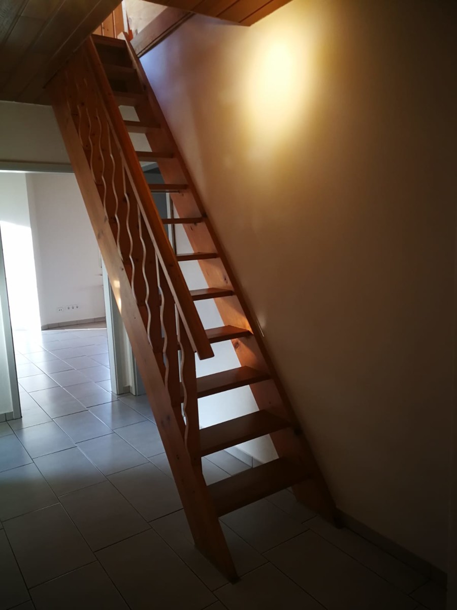 Dachgeschoss Wohnung Aufgang Maisonette Mehrfamilienhaus Niestetal