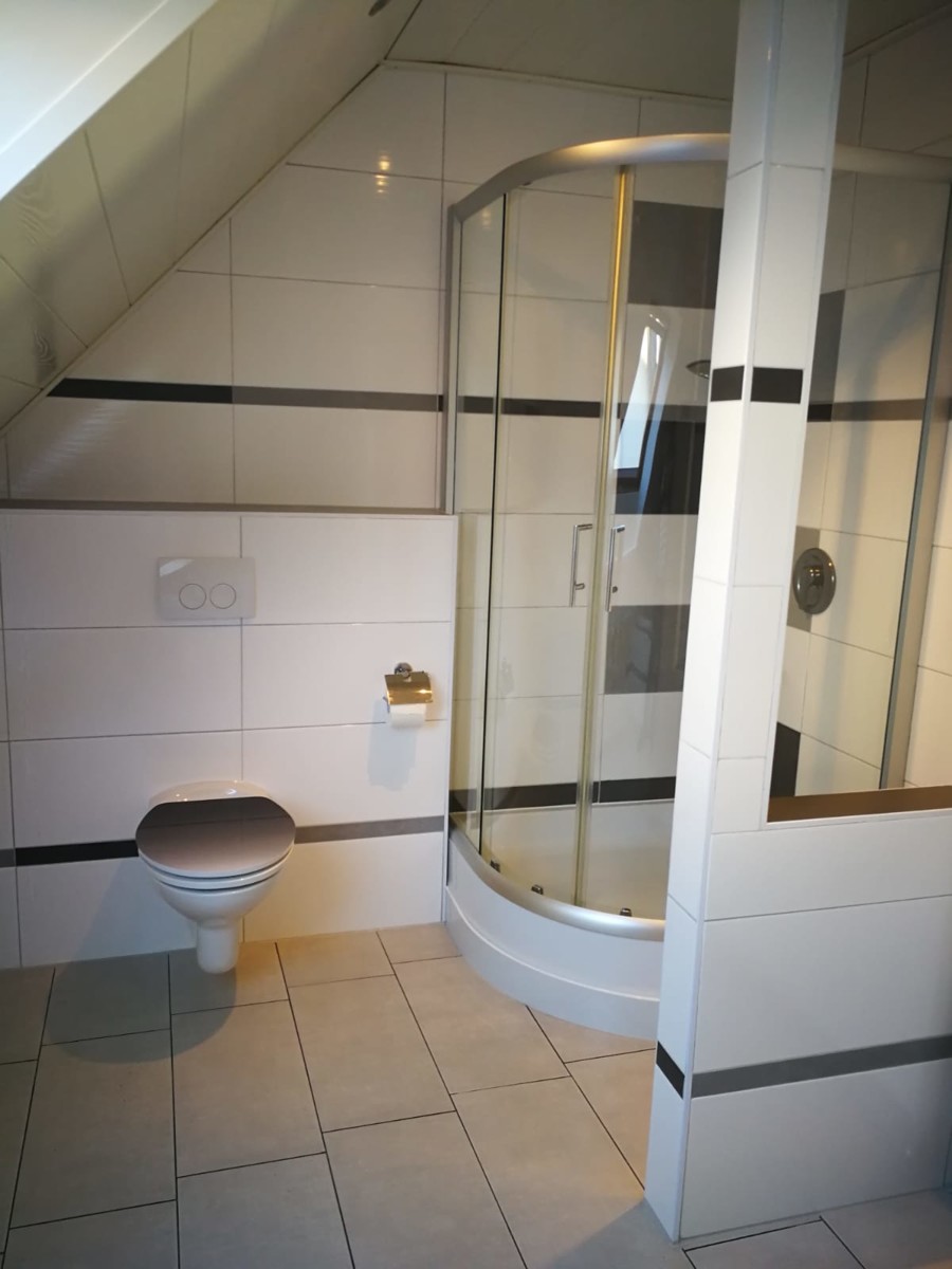 Dachgeschoss Wohnung Bad a Mehrfamilienhaus Niestetal