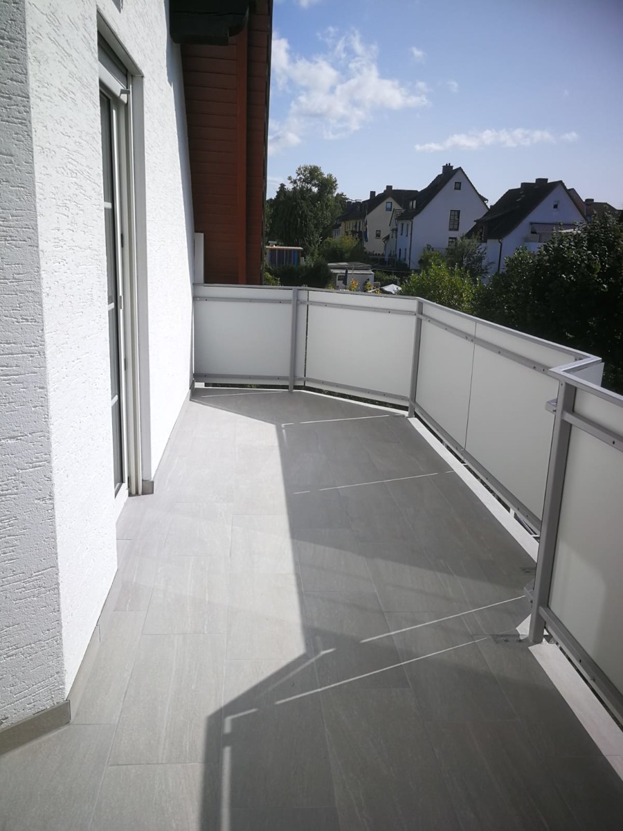 Dachgeschosswohnung Balkonblick a Mehrfamilienhaus Niestetal